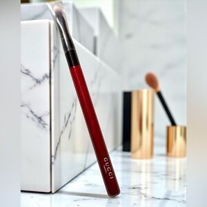 Gucci Beauty Lip Brush – Precision Application, Luxe Burgundy Handle